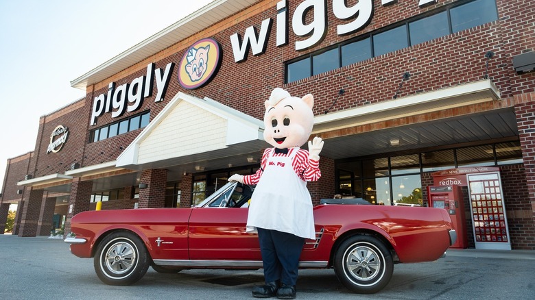 Piggly Wiggle sign on the store's front